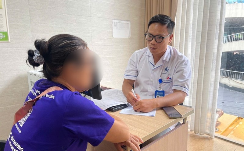 Doctors at the Central Geriatric Hospital examine and consult on mental decline for free for the elderly. Photo: Bich Ngoc