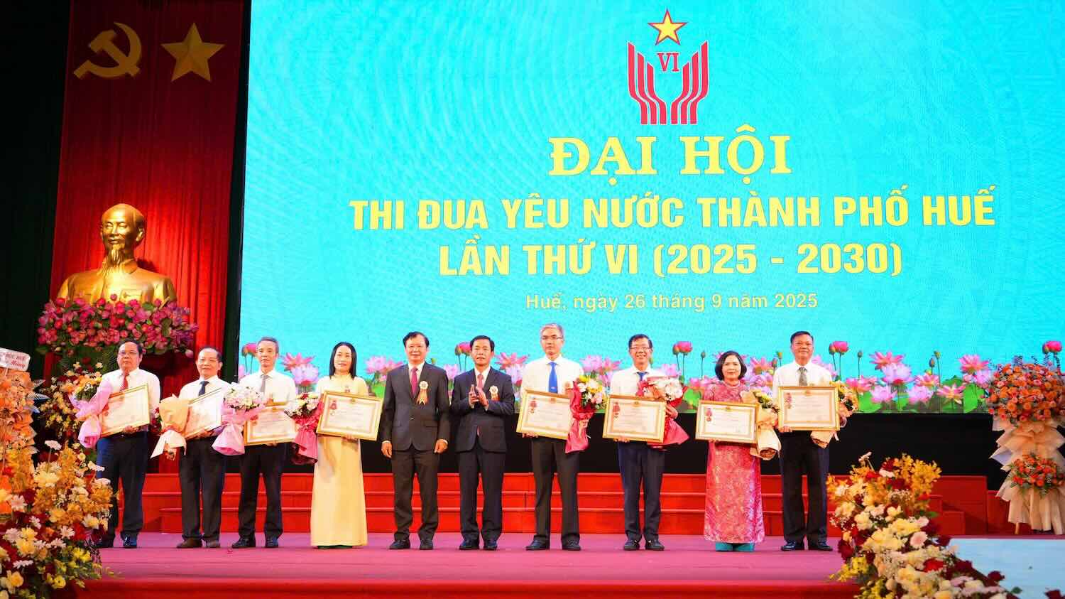 Mr. Le Quang Minh - Chairman of the Board of Directors of HueWACO was honored to receive the Third Class Labor Medal from the State at the Patriotic Emulation Congress of Hue City. Photo: Ha My.