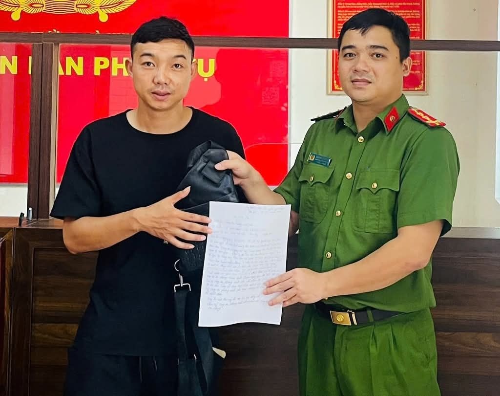 El capitan Tran Nguyen Manh entrega los bienes a la victima. Foto: Ngoc Anh