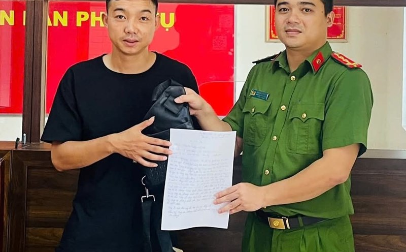 Captain Tran Nguyen Manh returned the property to the person who dropped it. Photo: Ngoc Anh