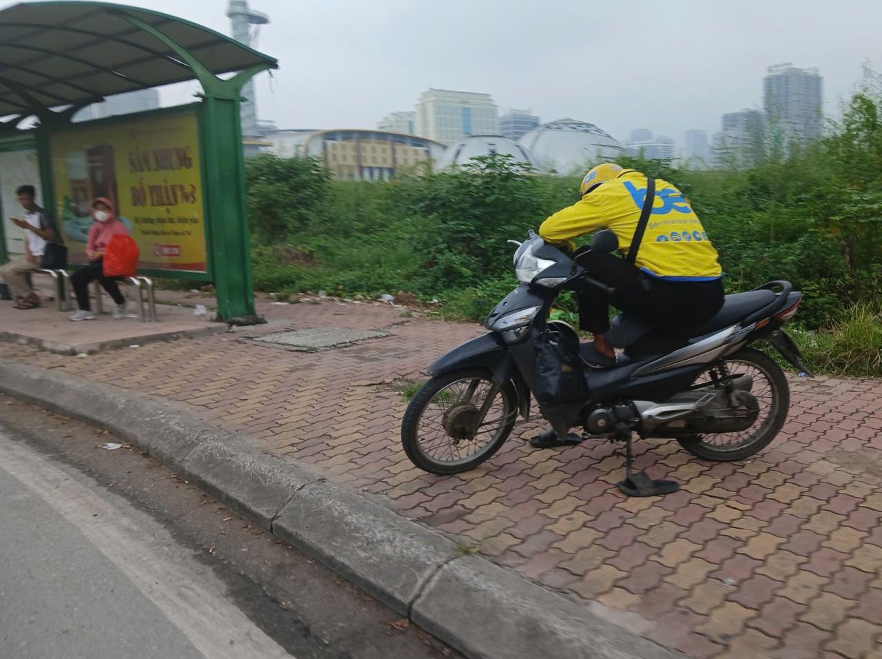 Dau thanh pho co lanh leo trong mua gio, nhung nguoi lao dong van chon cach khong bo cuoc, khong lui buoc. Anh: Thanh Nhan