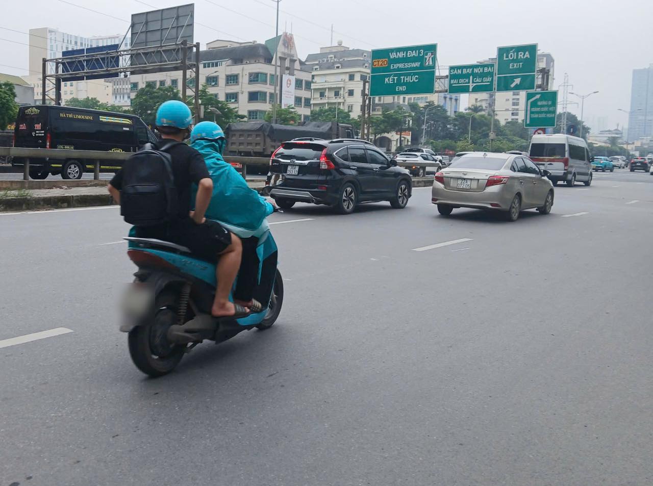 Trong con mua bat chot, tai xe cong nghe van miet mai bam tay lai dua khach qua tung con duong o Ha Noi. Anh: Thanh Nhan