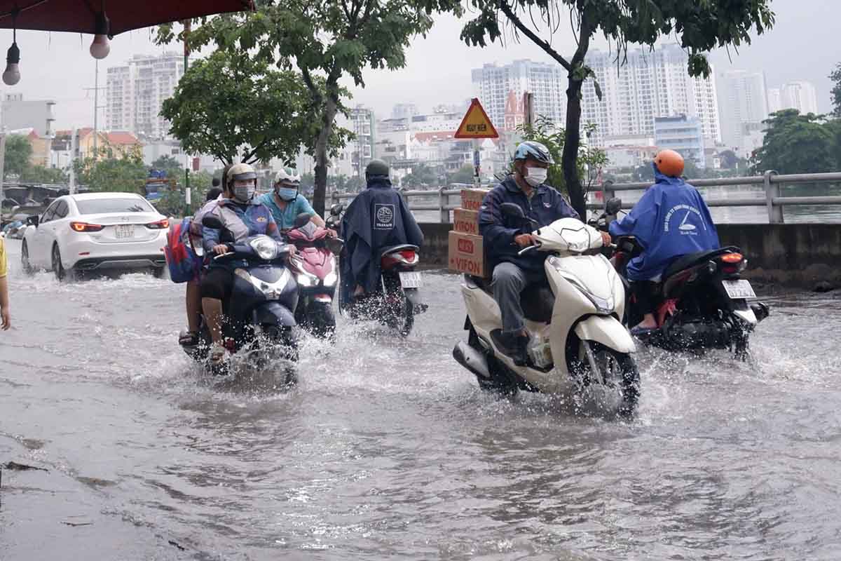 南部地域で引き続き雷雨。写真:Minh Tam