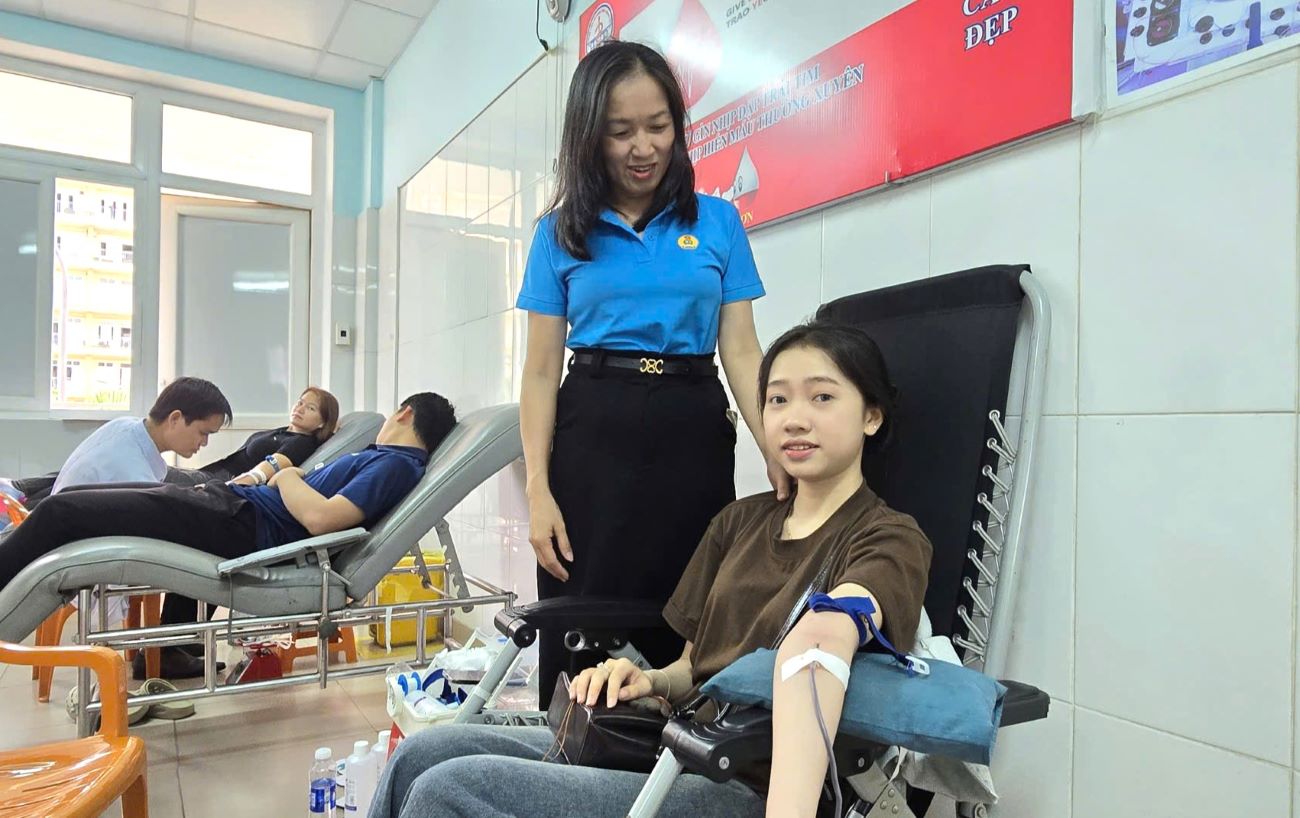 La Federation du travail de la province de Quang Tri lance un mouvement de don de sang volontaire et attire les membres du syndicat et les etudiants a participer. Photo : Hung Tho