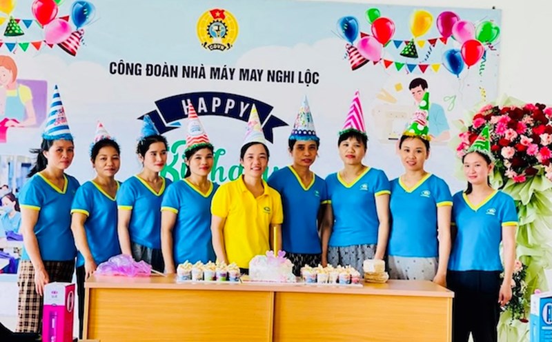 Workers at Nghi Loc Garment Factory - a unit of Hanoi Textile and Garment Joint Stock Corporation celebrate their birthdays. Photo: Thu Thuy