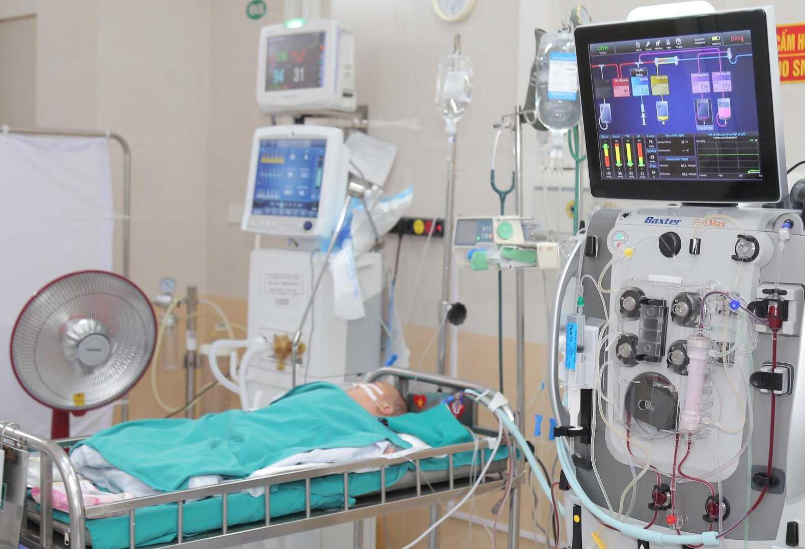 흐몽족 남자아이 지속적인 혈액 여과 덕분에 죽음을 모면. 사진: BVCC