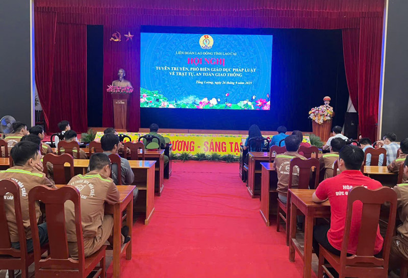150 lao dong tai Khu cong nghiep Tang Loong, tinh Lao Cai duoc pho bien cac kien thuc phap luat. Anh: Tuan Hai