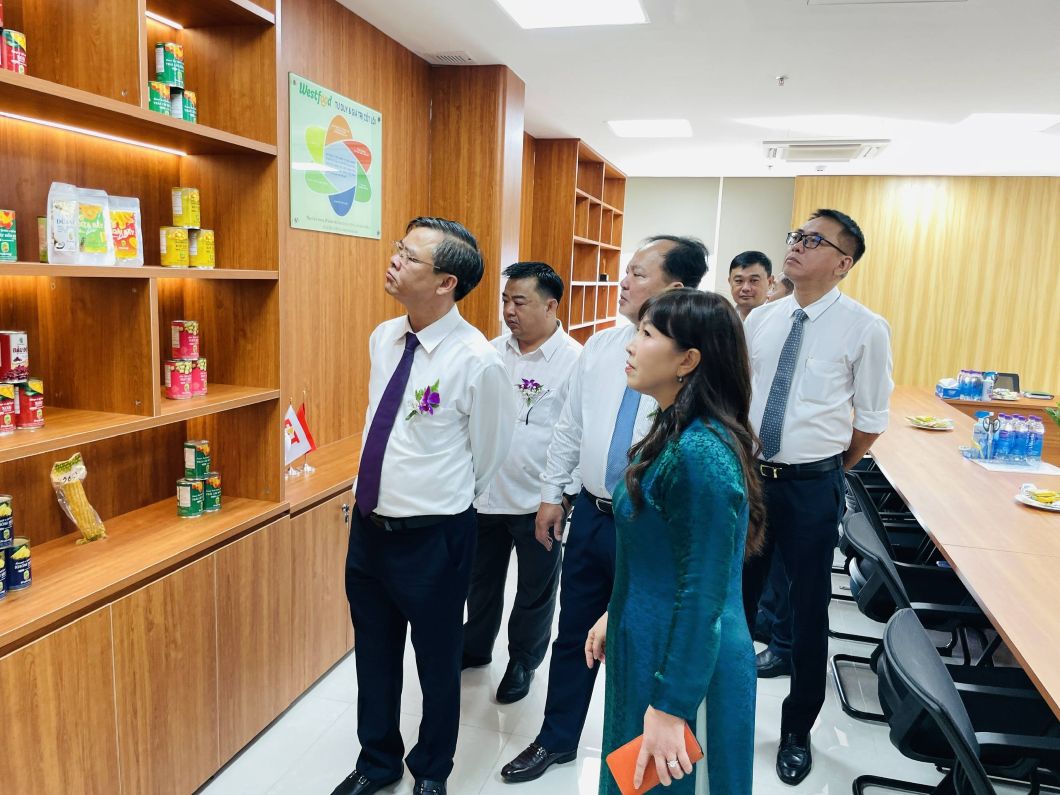 Dai bieu tham quan cac san pham cua cong ty san xuat. Anh: Cong thong tin dien tu TP Can Tho.