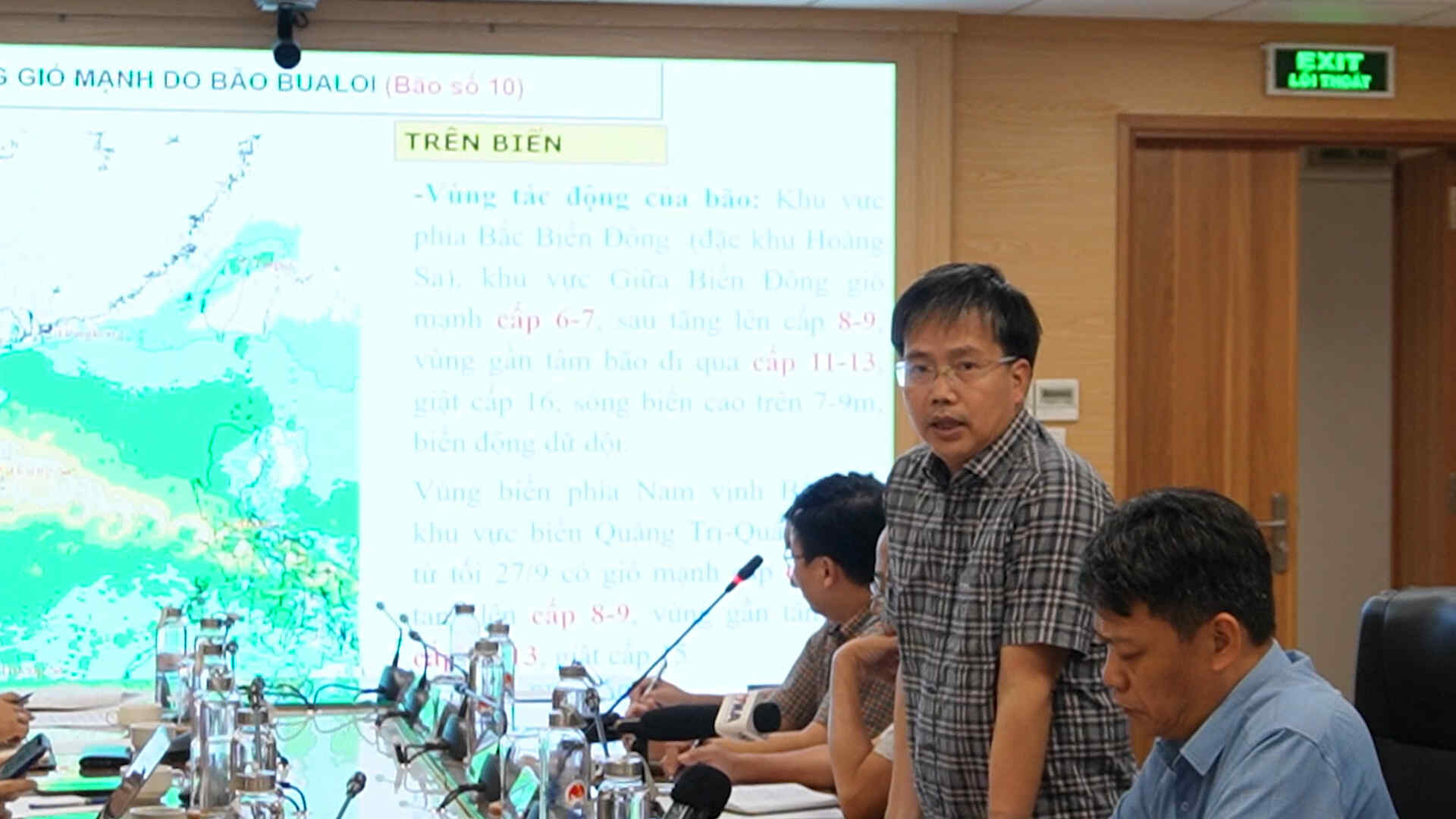 Ong Mai Van Khiem - Giam doc Trung tam Du bao Khi tuong Thuy van Quoc gia thong tin tai cuoc hop. Anh: Hanh Thom