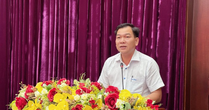 Ông Dương Hoàng Sum – Giám đốc Sở VHTT&DL Vĩnh Long thông tin về  việc triển khai đồng bộ các công trình và hoạt động văn hóa chào mừng Đại hội. Ảnh: Hoàng Lộc