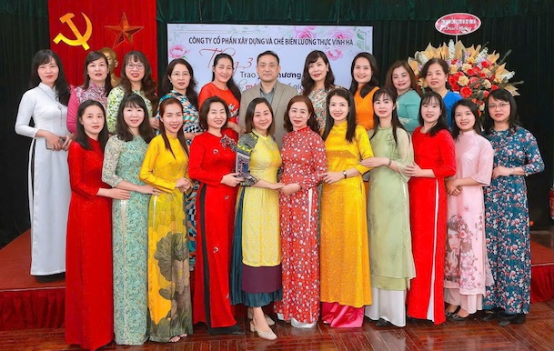 Female staff, workers, and employees of Vinh Ha Food Processing and Construction Joint Stock Company always strive in the movement of Good at public affairs and good at home affairs. Photo: Thu Thuy