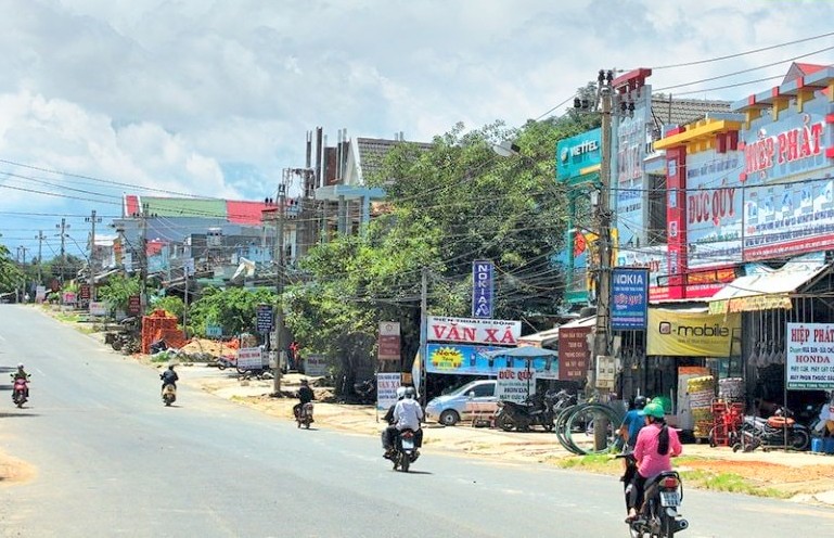Krong No commune (Lam Dong province) has currently met 17/19 new rural criteria and is focusing resources to strive to meet the remaining criteria. Photo: Duc Hung