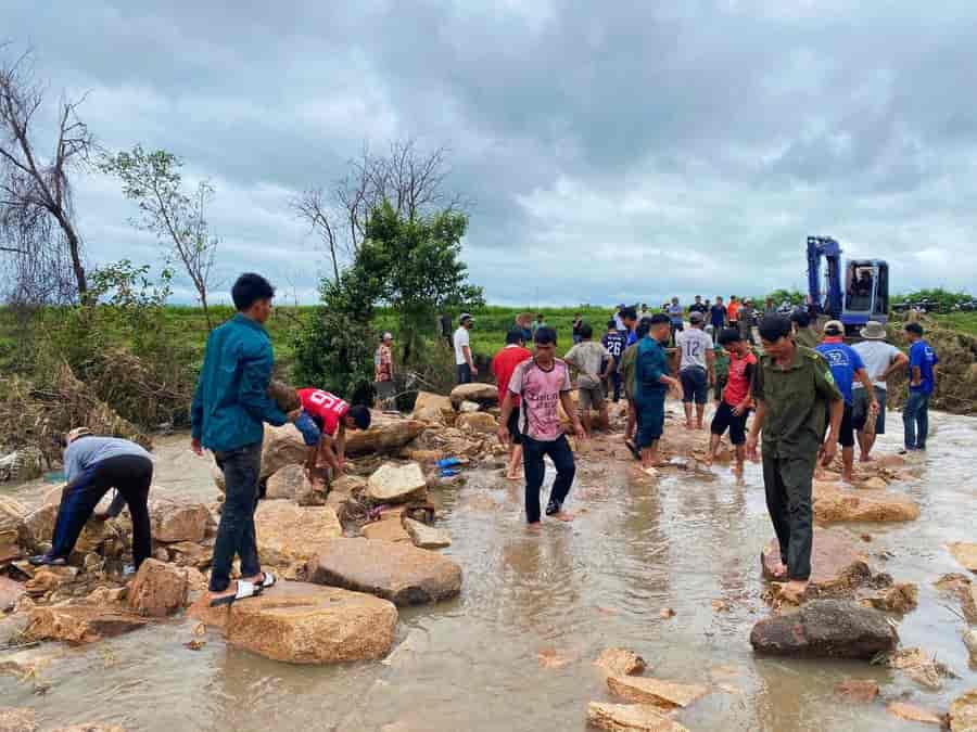 홍수가 휩쓸고 간헐적으로 넘쳐 수십 명의 주민들이 손을 잡고 간석을 옮기고 도로를 수리해야 했습니다. 사진: Manh Tien