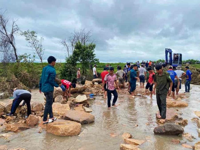 Nước lũ cuốn trôi ngầm tràn, hàng trăm học sinh ở Gia Lai phải nghỉ học