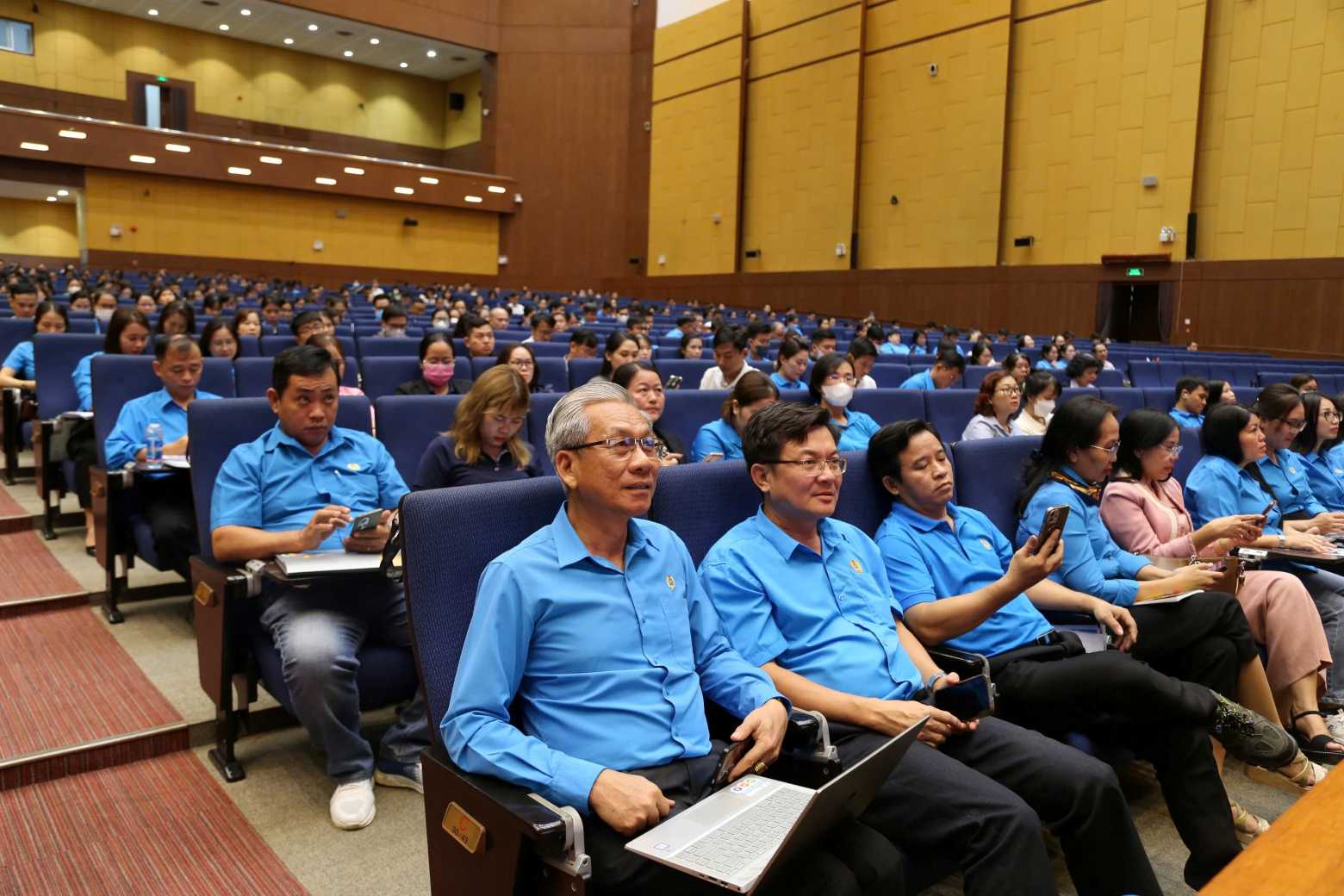 Dai bieu du hoi nghi. Anh: Cong doan cung cap