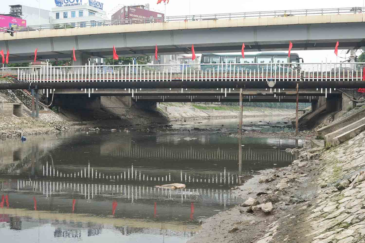 The water in some areas on the To Lich River has been black in recent days. Photo: Song Huu