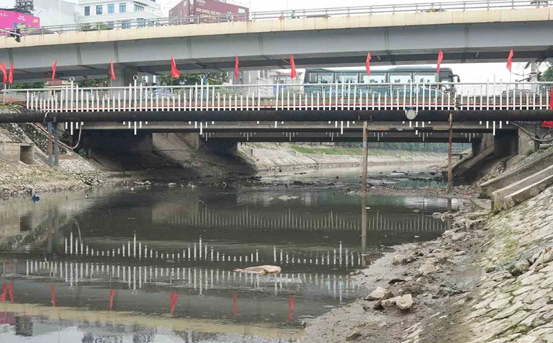 The water in some areas on the To Lich River has been black in recent days. Photo: Song Huu