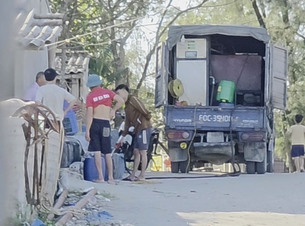 Chiec xe tai cho “cay xang dau di dong” di ban cho cac ho dan o phuong Nam Sam Son, tinh Thanh Hoa. Anh: Quach Du