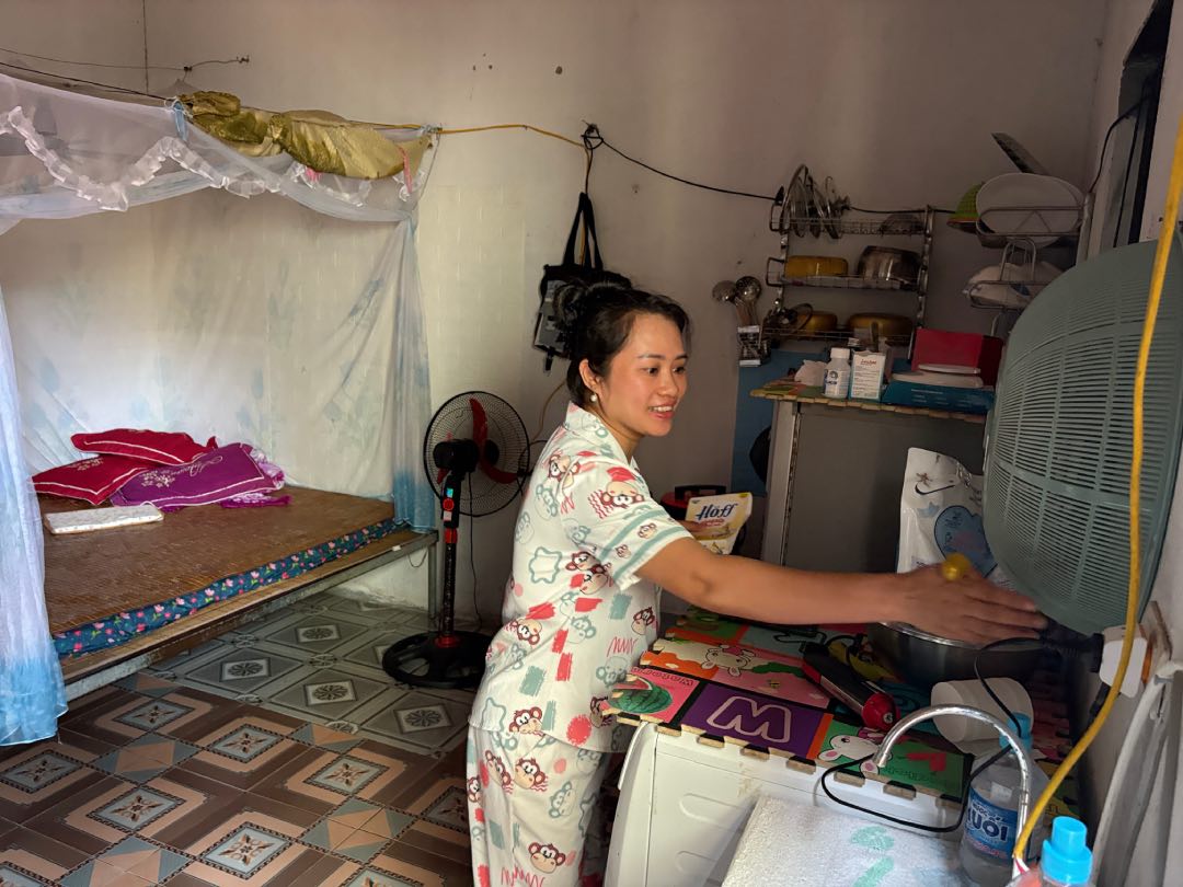 Chi Duong Thi Thua trong can phong tro duoc thue voi gia 500.000 dong/thang. Anh: Bao Han