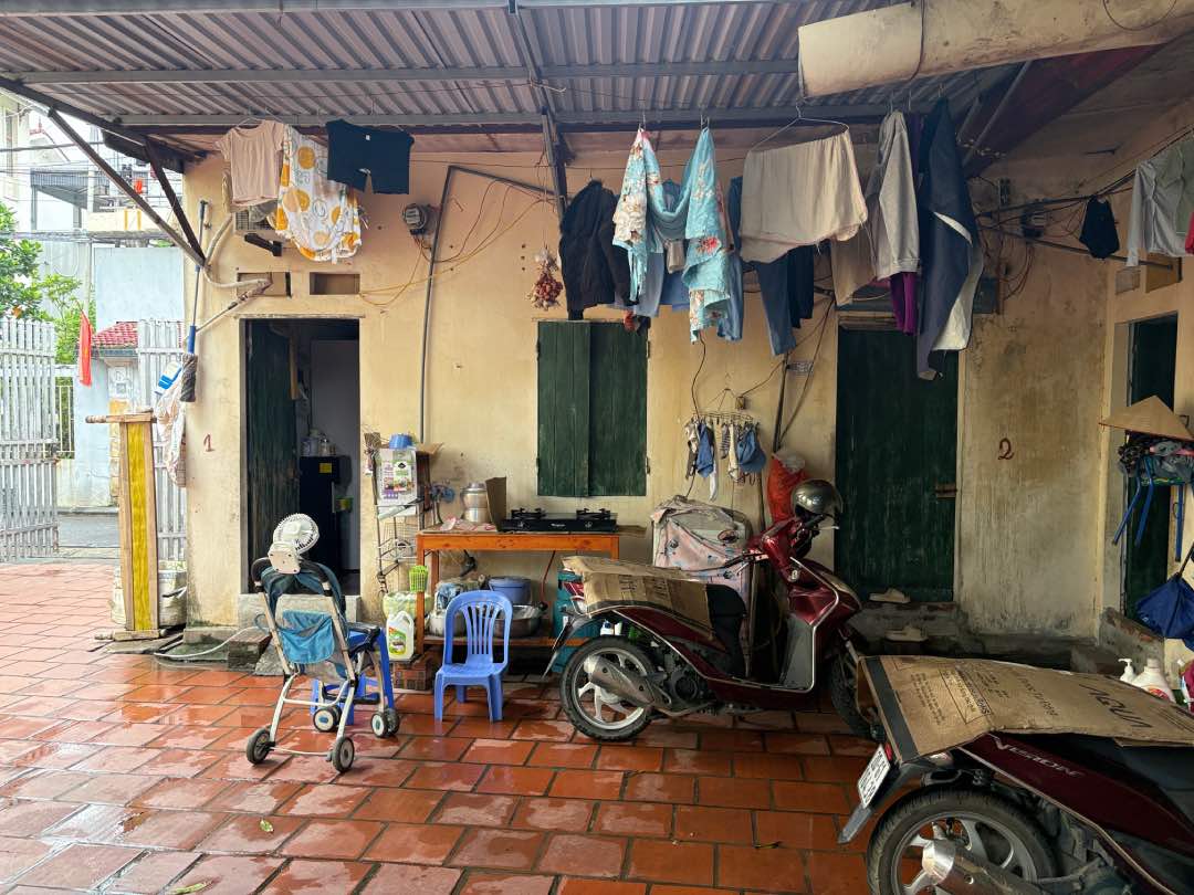 Mot khu nha tro cua cong nhan tai thon Thue, xa Thien Loc, Thanh pho Ha Noi. Anh: Bao Han