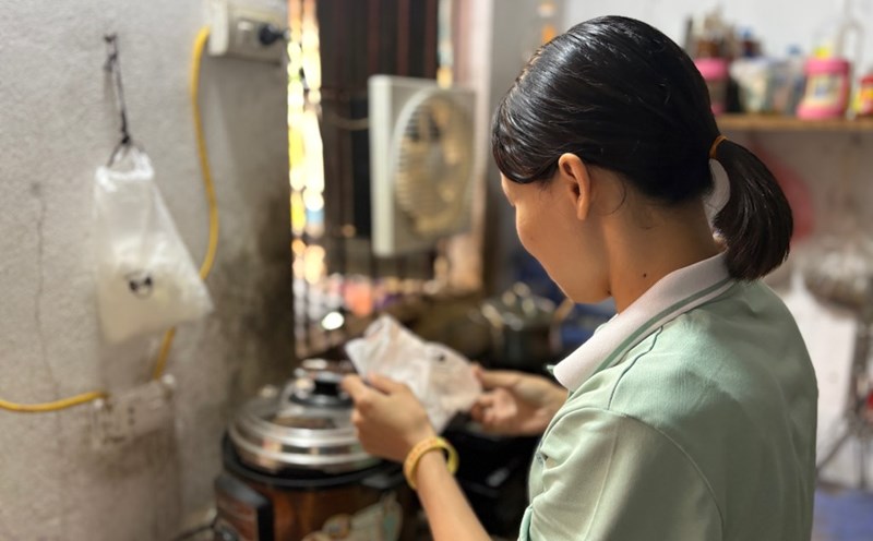 Ms. Le Thi Tam said that the rental price of social housing from 3 million VND/month or less is suitable for the family's income. Photo: Bao Han