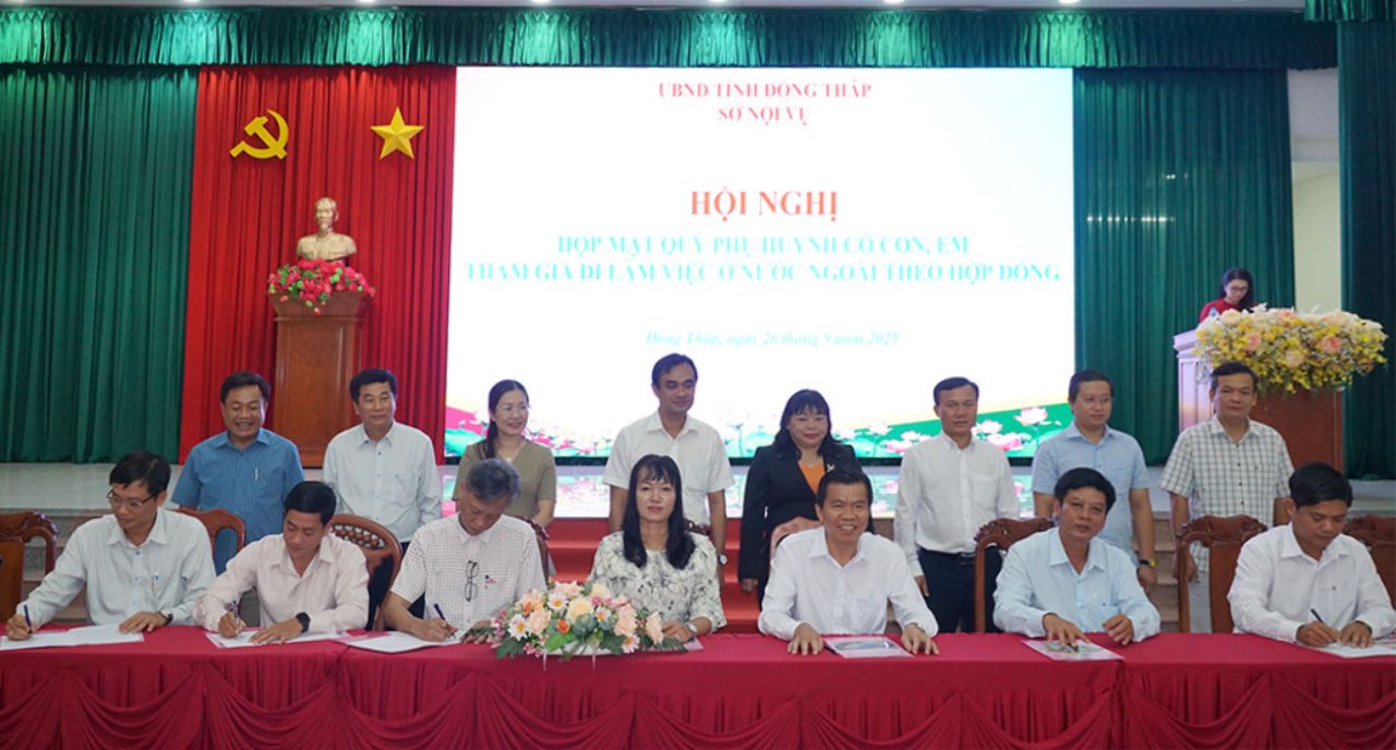 Dai dien UBND xa, phuong tren dia ban tinh Dong Thap ky ket phoi hop tuyen truyen, van dong tao nguon lao dong di lam viec o nuoc ngoai theo hop dong. Anh: Cong thong tin dien tu Dong Thap 