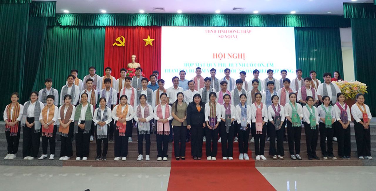 Tang qua cho 50 thuc tap sinh da trung tuyen cac don hang di lam viec o Nhat Ban. Anh: Cong thong tin dien tu Dong Thap