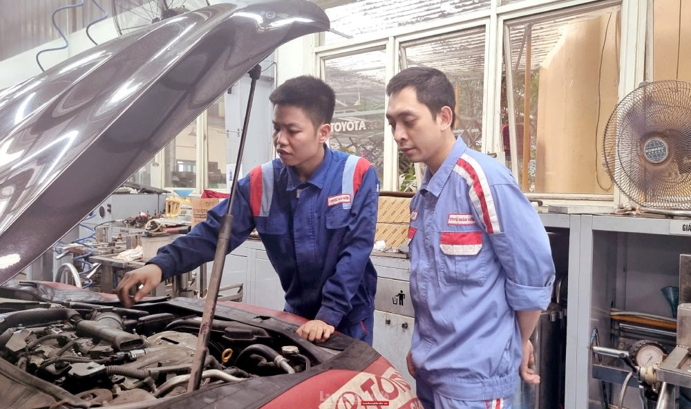 The capital's workers always respond to the emulation movement to achieve the title of "Good worker of the capital". Photo: Manh Quan