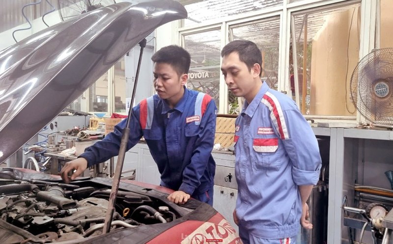 The capital's workers always respond to the emulation movement to achieve the title of "Good worker of the capital". Photo: Manh Quan