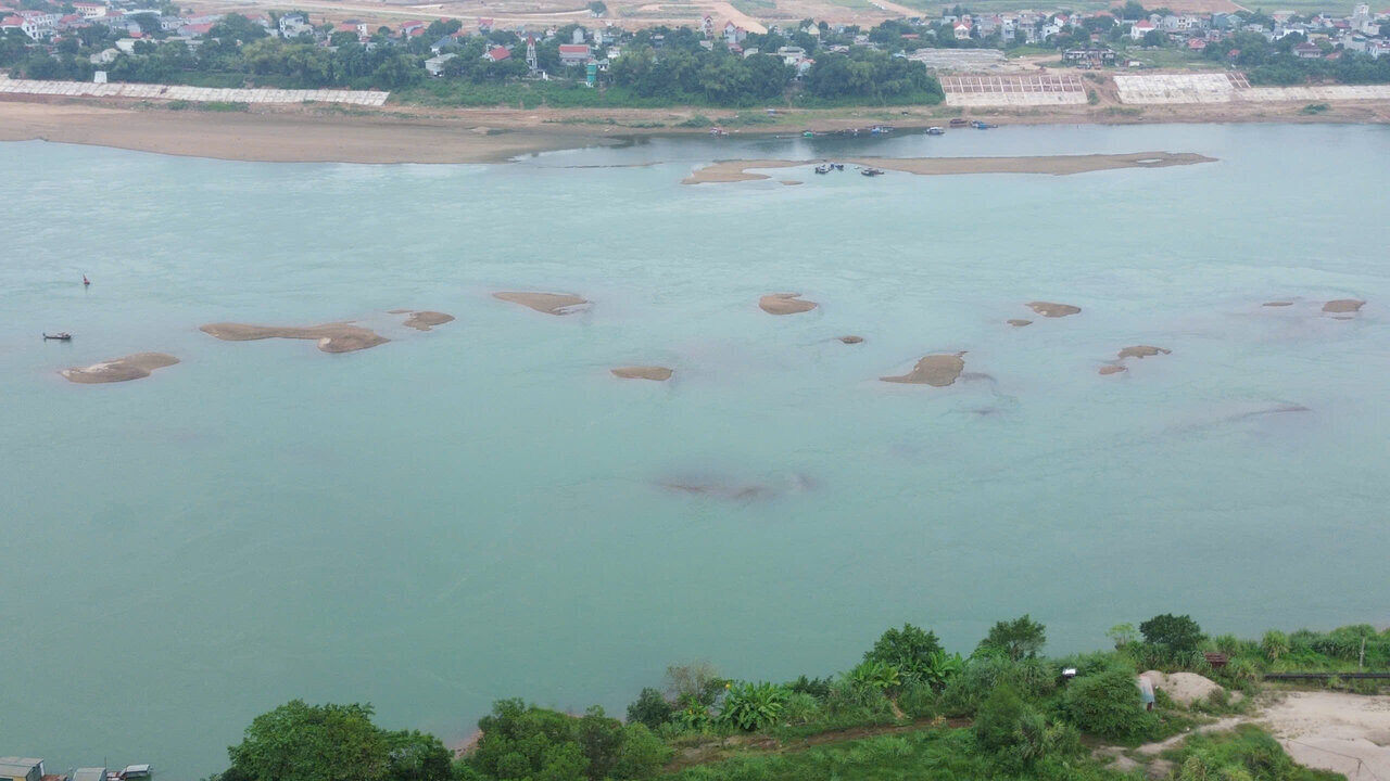 Le niveau de l'eau en aval de la centrale hydroelectrique de Hoa Binh baisse revelant de nombreux bancs de sable le long de l'aval de la riviere Da. Photo : Dang Tinh
