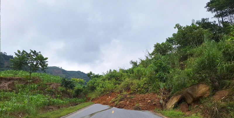 La route provinciale 162 (Lao Cai) est bloquee par 75 000 m3 de terre et de roches enfouis apres un glissement de terrain. Photo : Police de la commune de Van Ban