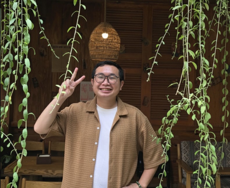 The soil brown color combined with a white T-shirt inside helps to hide the shortcomings of guys with a big figure. Photo: Tuan Dat