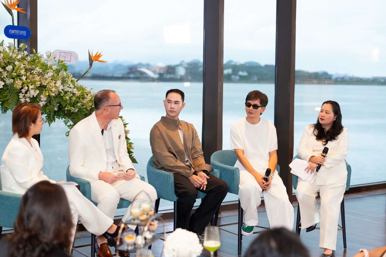 El diseñador Lam Gia Khang y Nam Trung comparten ideas para la exposicion. Foto: Comite Organizador.