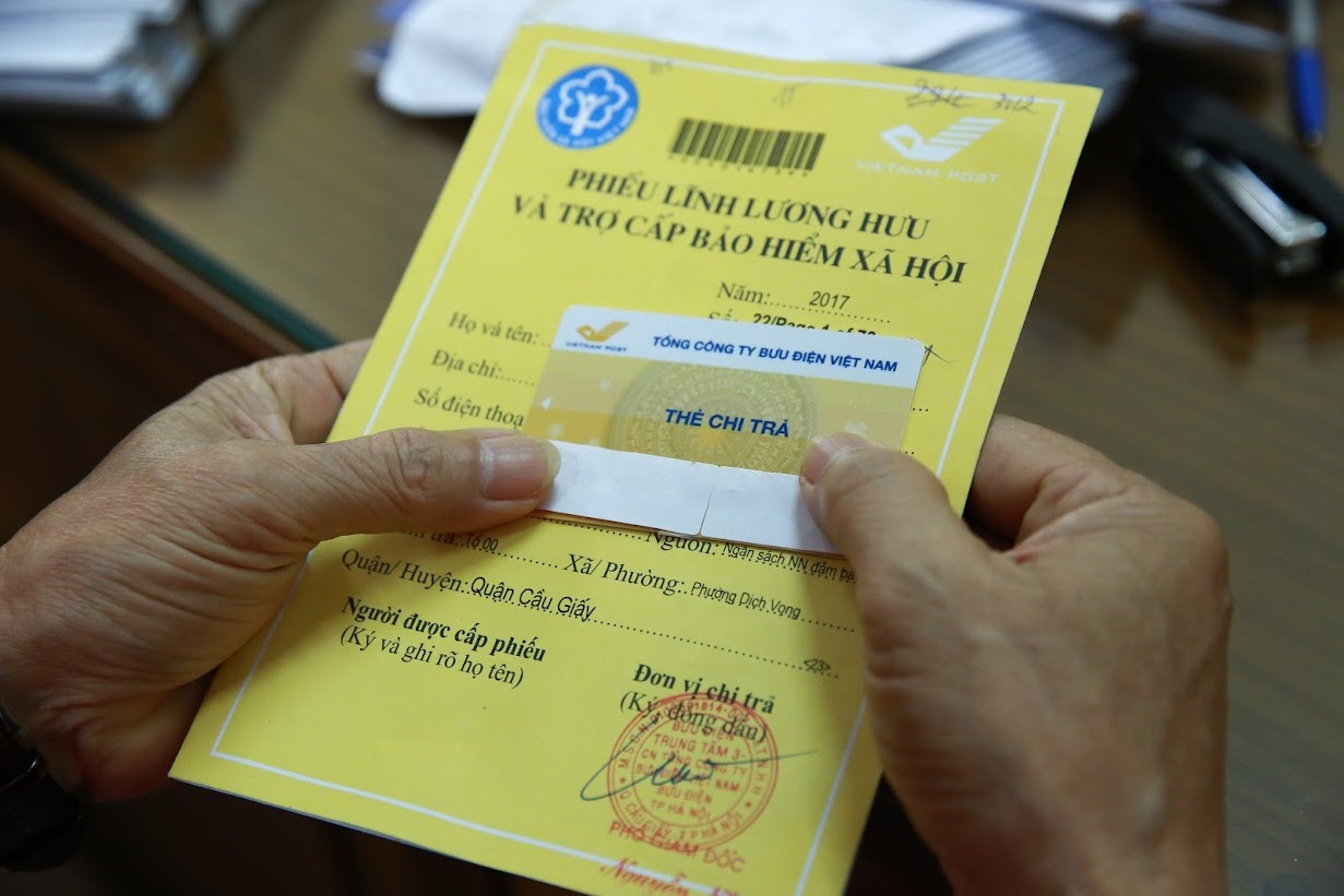 Pension and social insurance benefits receipt from the people. Photo: Hai Nguyen
