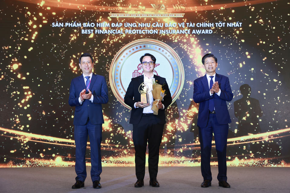 Representative of Generali Vietnam at the Honouring Ceremony of the Vietnam Financial Advisors Summit Forum 2025. Photo: Provided by the enterprise