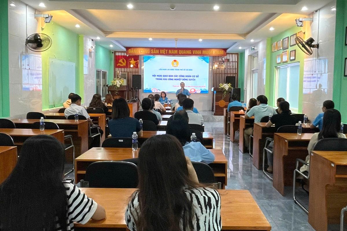 The Ho Chi Minh City Labor Federation organized a meeting with grassroots unions in Dong Xuyen Industrial Park. Photo: Thanh An