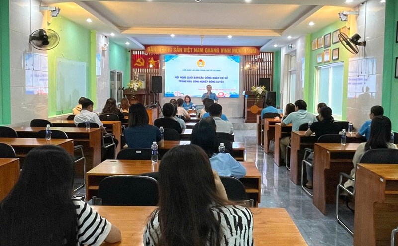 The Ho Chi Minh City Labor Federation organized a meeting with grassroots unions in Dong Xuyen Industrial Park. Photo: Thanh An