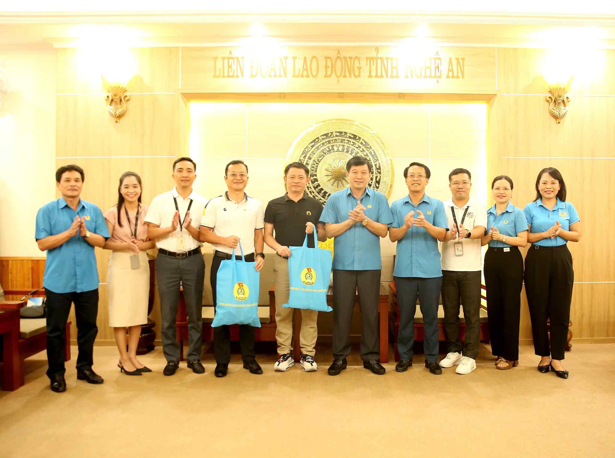 Nghe An Provincial Labor Federation presented souvenirs to the leaders of Luxshare-ICT Nghe An Company Limited. Photo: Hoang Yen
