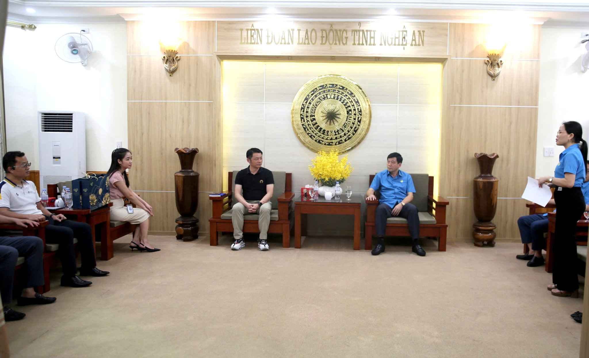 Lien doan Lao dong tinh Nghe An cung Cong ty TNHH Luxshare-ICT Nghe An trao doi cac giai phap nang cao phuc loi cho cong nhan, xay dung quan he lao dong hai hoa, ben vung. Anh: Hoang Yen
