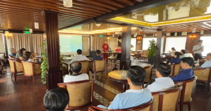 La Sra. Nguyen Thi Quyen Thanh habla en la mesa redonda sobre el desarrollo del turismo fluvial en Vinh Long. Foto: Departamento de Cultura Deportes y Turismo de Vinh Long