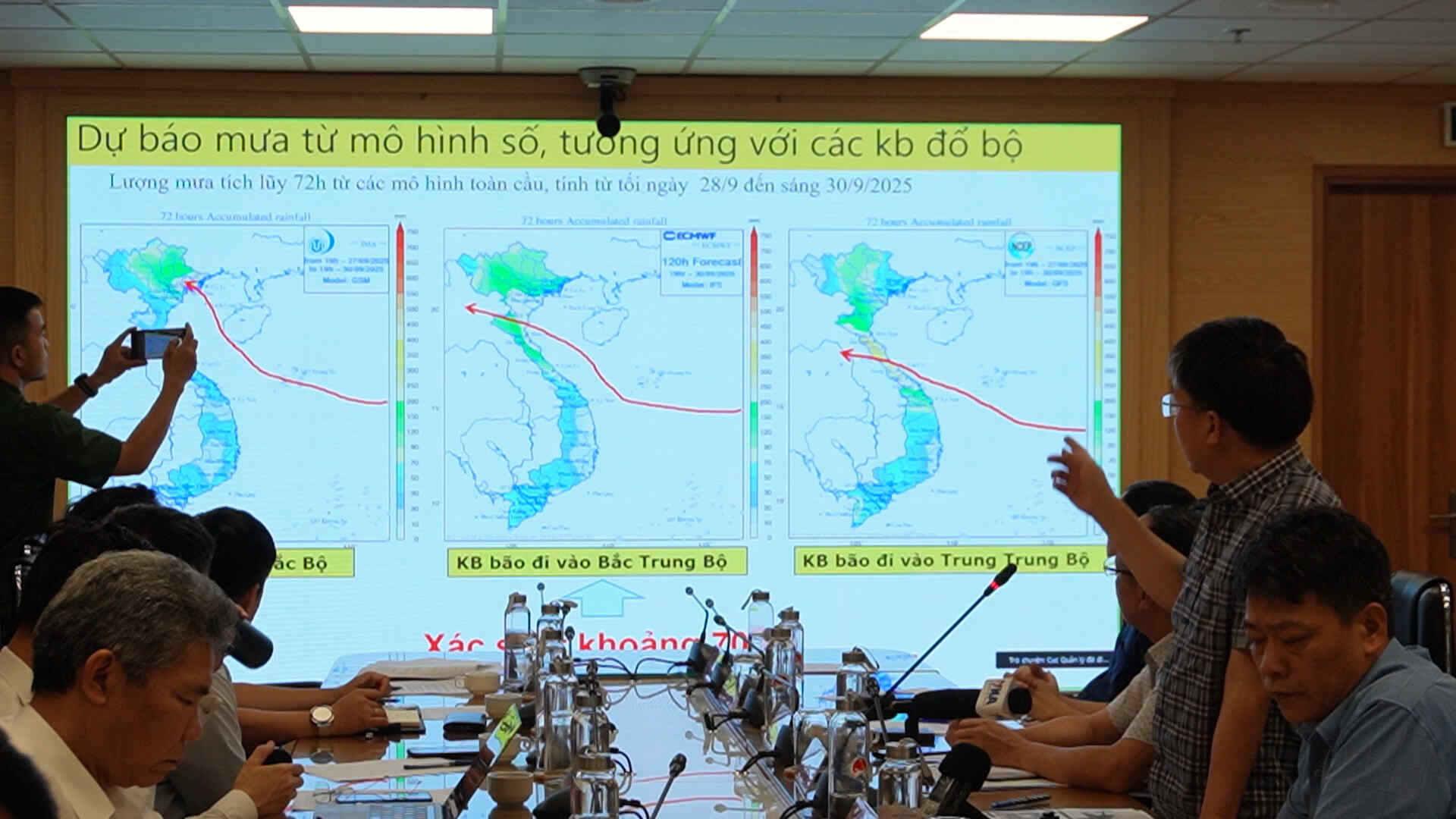 La prevision des plus fortes pluies dans les provinces du Vietnam apres l'arrivee de la tempete n° 10 Bualoi
