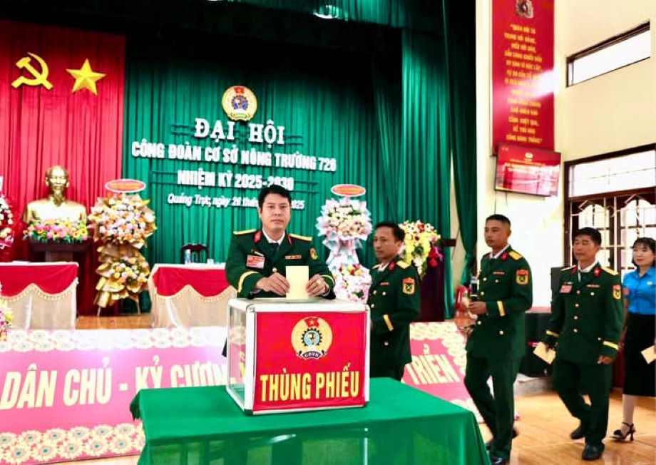 Delegates elected the Executive Committee of the grassroots Trade Union for the 2025 - 2030 term. Photo: Linh Khoi