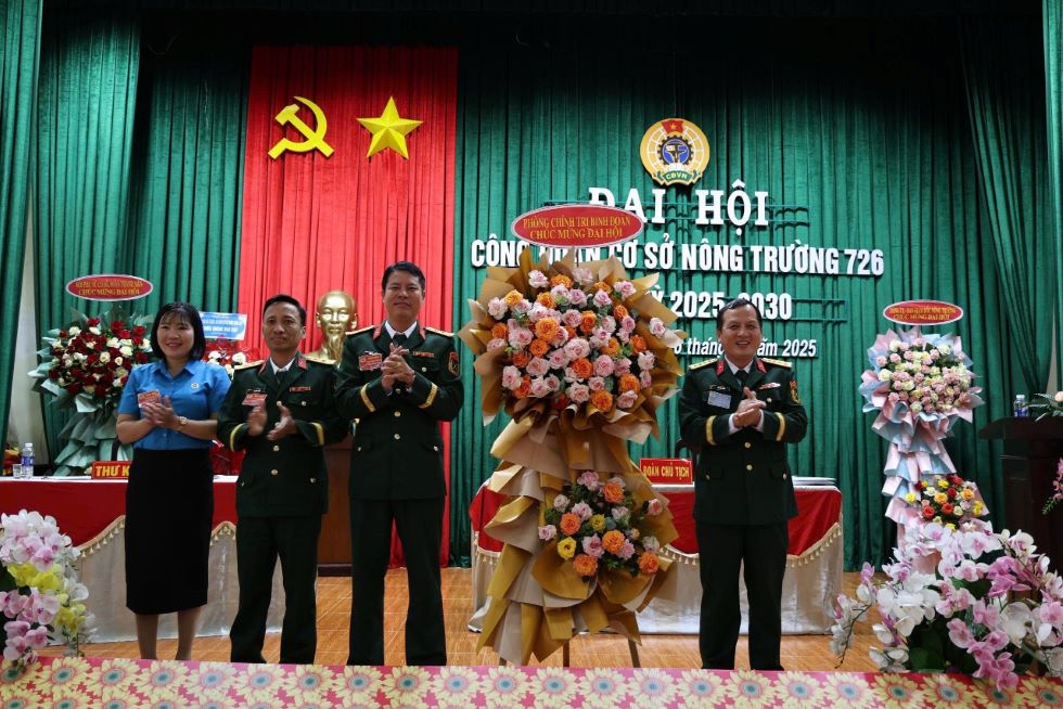 Dai ta Vu Van Dinh, Pho Chu nhiem Chinh tri Binh doan 16 tang hoa chuc mung dai hoi. Anh: Linh Khoi