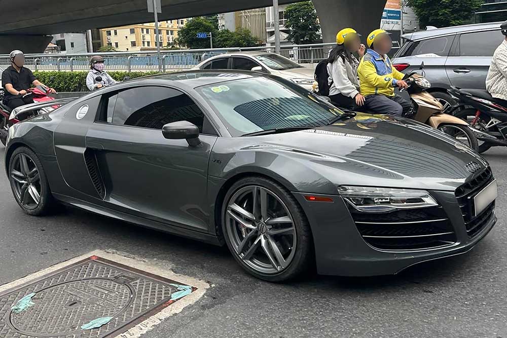 The Audi R8 V10 supercar equipped with a manual transmission appeared on the streets of Ho Chi Minh City. Photo: Phong Diep