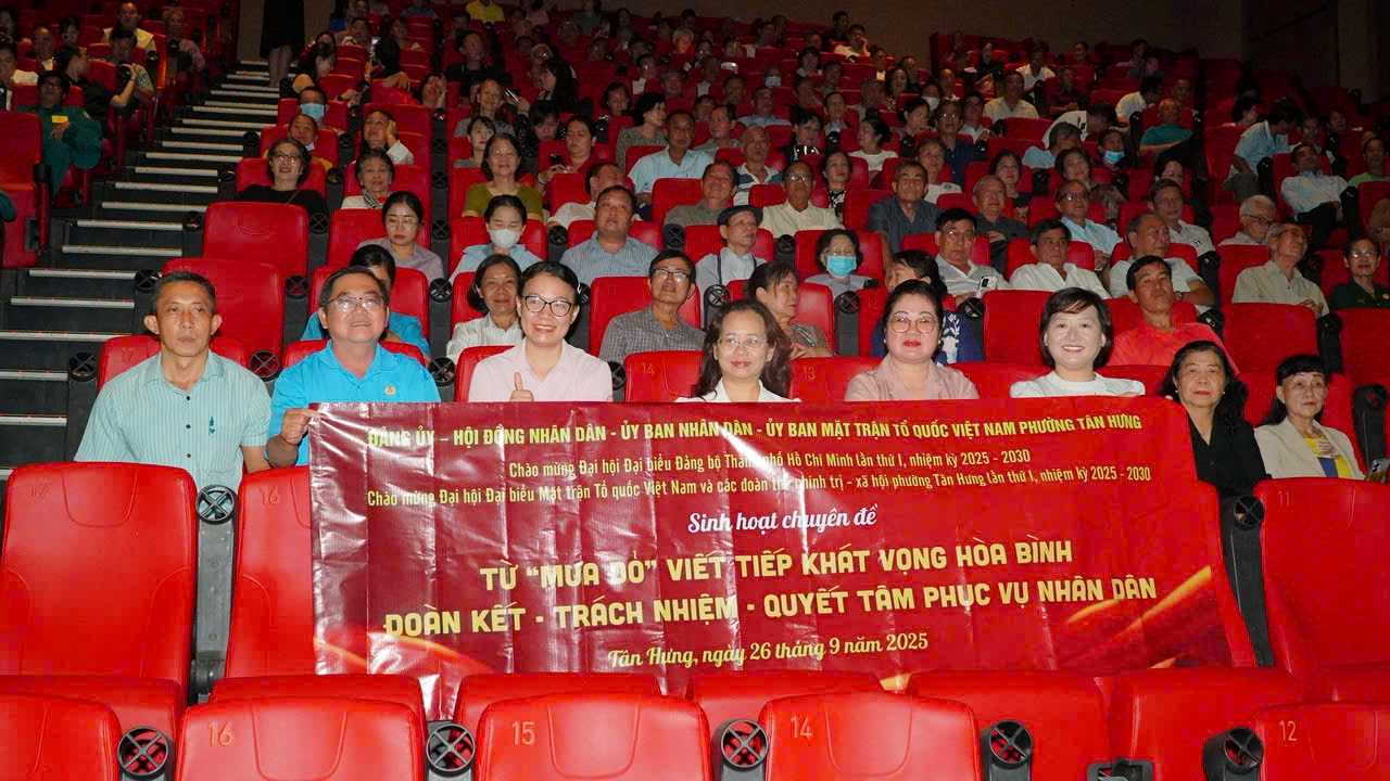 Cac can bo o phuong Tan Hung (TPHCM) duoc to chuc xem phim Mua Do khoi day tinh than yeu nuoc. Anh: Dong Hoang