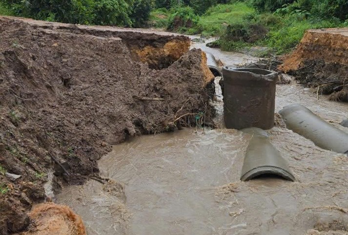 The white rain caused the stream water to rise, flowing rapidly, and washing away the sewers of a temporary road in lia commune. Photo: H. Nguyen