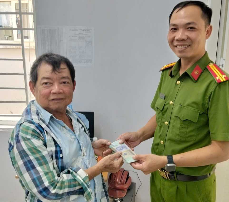 Cong an TPHCM da trao lai so tien cho nguoi dan ong danh roi. Anh: Dong Hoang