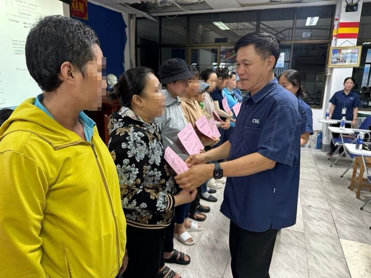 Dang Tuan Tu Chang Shin Vietnam Co. Ltd. 노동조합 위원장이 불치병에 걸린 노동자에게 사랑의 손길 지원금을 전달하고 있습니다. 사진: 회사 노동조합