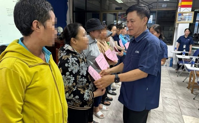 Mr. Dang Tuan Tu - Chairman of the Trade Union of Chang Shin Vietnam Co., Ltd. - presented the Charity Hands for workers with serious illnesses. Photo: Company Union