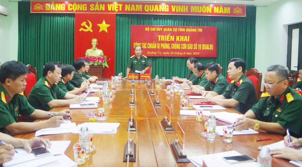 Dai ta Nguyen Tai Tinh, Pho Chi huy truong – Tham muu truong Bo CHQS tinh chu tri trien khai ke hoach phong chong bao so 10. Anh: Xuan Dien